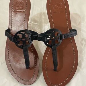 Tory Burch Gabriel Flat Perfect Black Leather Thong Sandal  Size 6